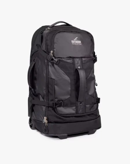תרמיל טיולים מבית Outdoor Revolution בגוון שחור עם בד עמיד, תא אחסון קדמי עם רוכסן, ורצועות בטיחות מתכווננות. הלוגו של המותג מופיע בחלק העליון של התא הראשי, והעיצוב כולל רוכסנים מתכתיים וכיסי צד לאחסון נוסף."