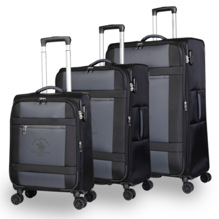 שלוש מזוודות שחורות עם דוגמה רשת אפורה, עטויות ידיות טלסקופיות כסופות, מוצבות בזווית מדורגת, על רקע לבן. כל מזוודה מצוידת בארבעה גלגלים ותיקי כיסים קדמיים עם ריצ'רץ' כסוף, ממותגים בלוגו של "Santa Barbara Polo & Racquet Club".