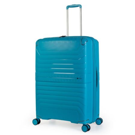 מזוודה גדולה בצבע תכלת עם קווים מובלטים אופקיים, ארבעה גלגלים מסתובבים בגוון תואם, וידית גרירה מתכתית טלסקופית מול רקע לבן.